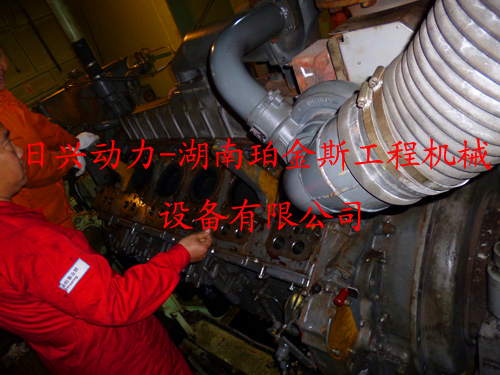三菱R16柴油發(fā)動(dòng)機(jī)缸套、活塞、連桿的解體、檢修